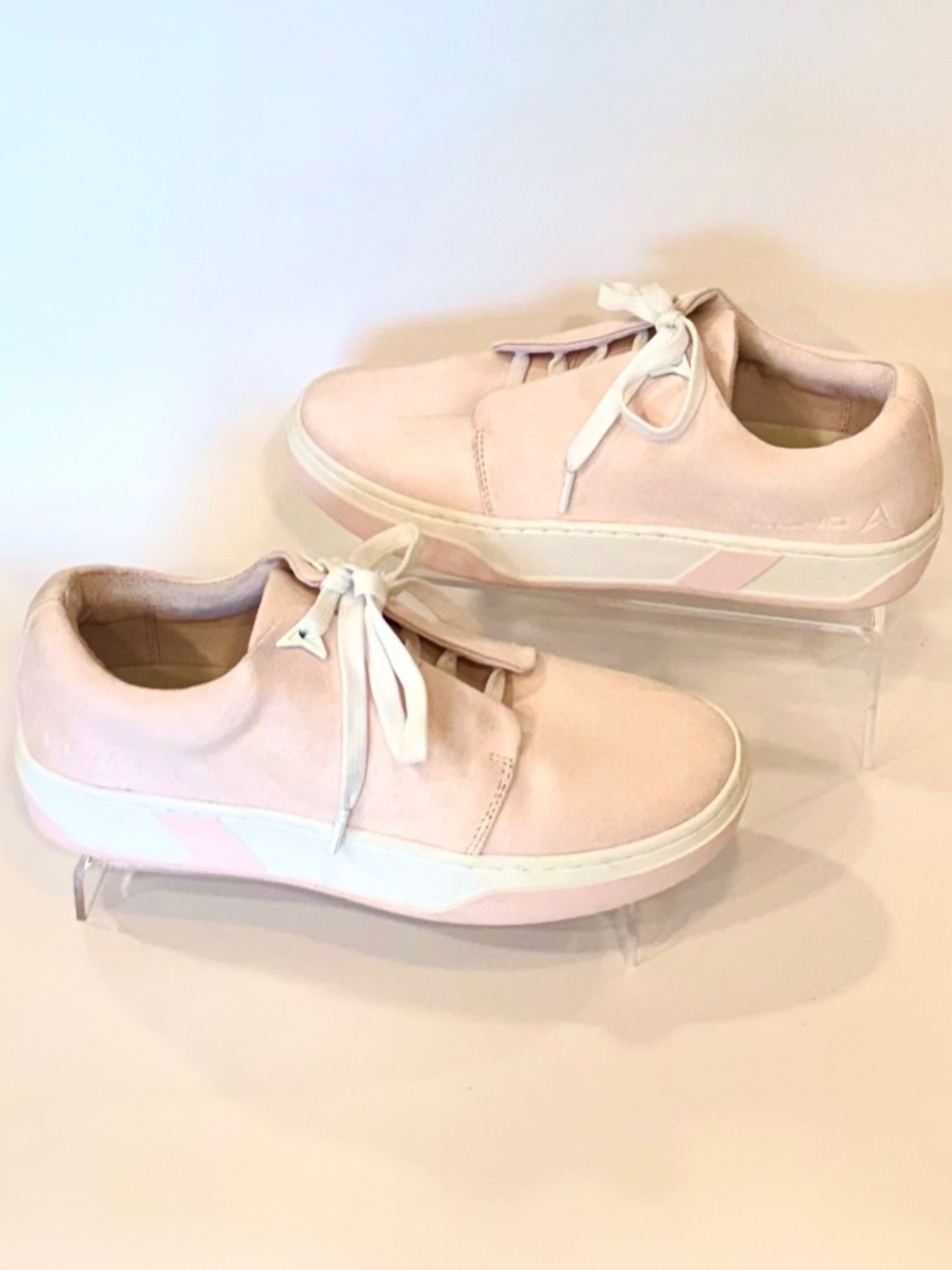 NWOB Women's, Size 10, Designer Sneakers LGND Lady S2 Cheeky, Blush Pink Suede.